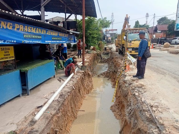 Kebocoran pipa PDAM di Jalan Suryanata