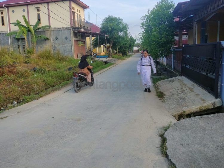 Akses jalan menuju SMPN 4 Bontang yang kerap banjir (Jelita/bontangpost.id)