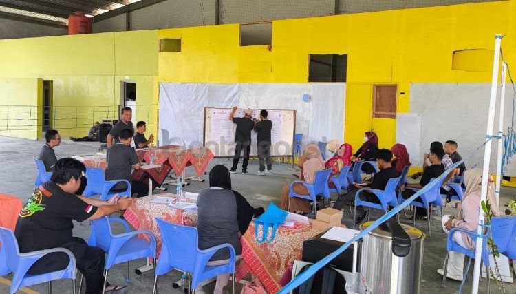 Penghitungan surat suara pemilihan Gubernur dan Wakil Gubernur Kaltim di TPS 005 Bontang Baru (Nasrullah/bontangpost.id)