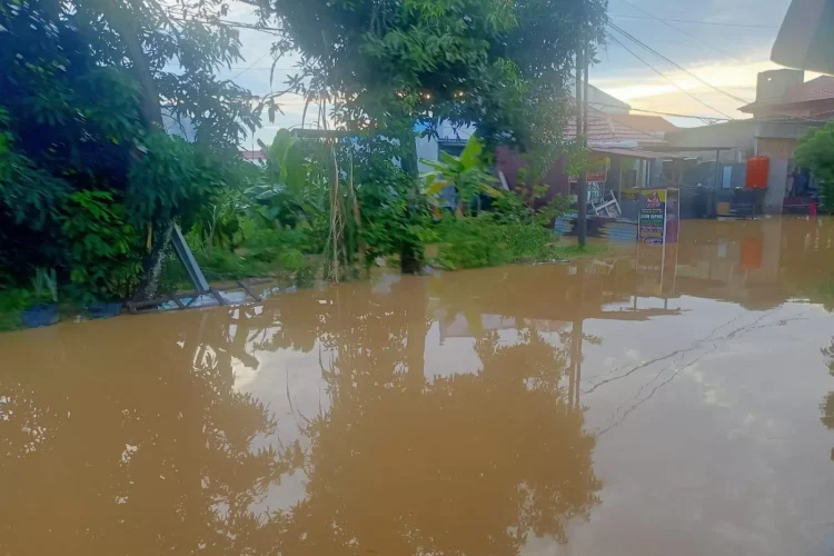 Akses Jalan Polo Air pasca jembatan di belakang Bank Dhanarta, Kelurahan Api-Api tidak bisa dilintasi kendaraan, ketinggian air luapan sungai mencapai 50 sentimeter. (FOTO: ADIEL KUNDHARA)
