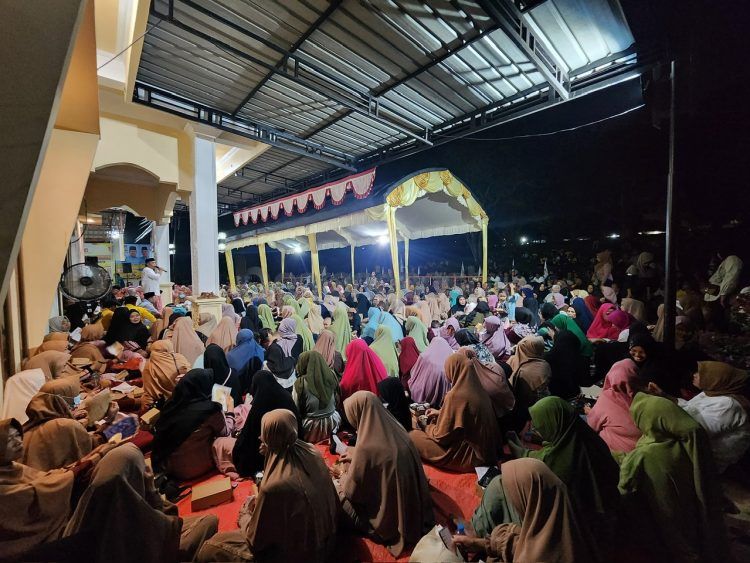 Sekira 1.300 warga memadati jalan di depan kediaman Agus Haris. Sang empunya rumah tengah mengadakan sosialisasi untuk kontestasi Pilkada Bontang.