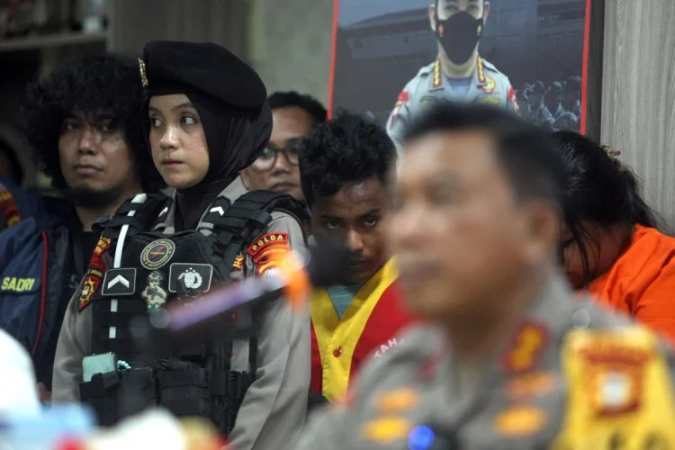 Andi Gugun alias Akmal (baju merah)  pelaku pembunuhan Jessica Sollu, karyawan PT IMIP Morowali, dihadirkan di Mapolda Sulsel, Rabu, 20 November 2024. FOTO TAWAKKAL/FAJAR