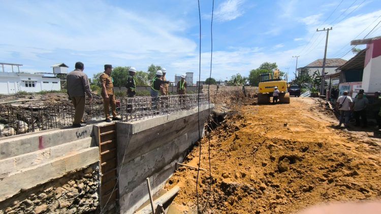 Wali Kota Bontang Basri Rase saat sidak di jembatan depan SMPN 7 Bontang (Nasrullah/bontangpost.id)
