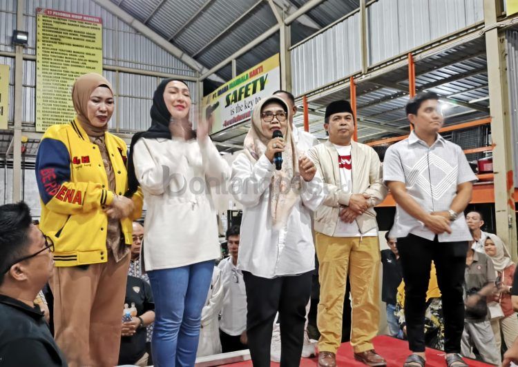 Neni Moerniaeni didampingi Agus Haris memberikan sambutan di Media Centre Satu Komando.