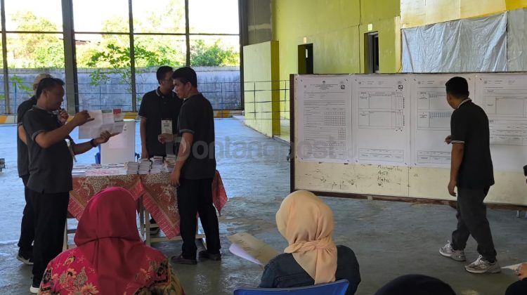 Penghitungan suara di TPS 005 Bontang Baru. (Nasrullah/Bontang Post)