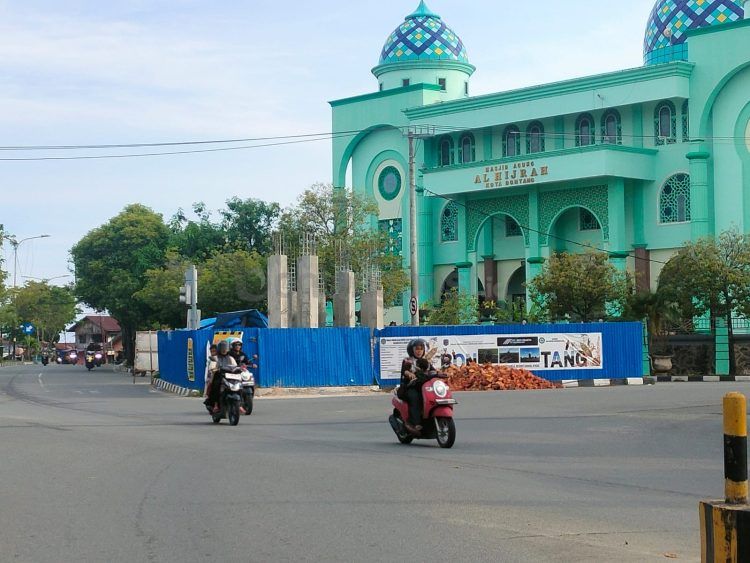 Pengerjaan tugu PKK di Tanjung Laut masuk proses pembuatan dudukan ornamen (Jelita/bontangpost.id)