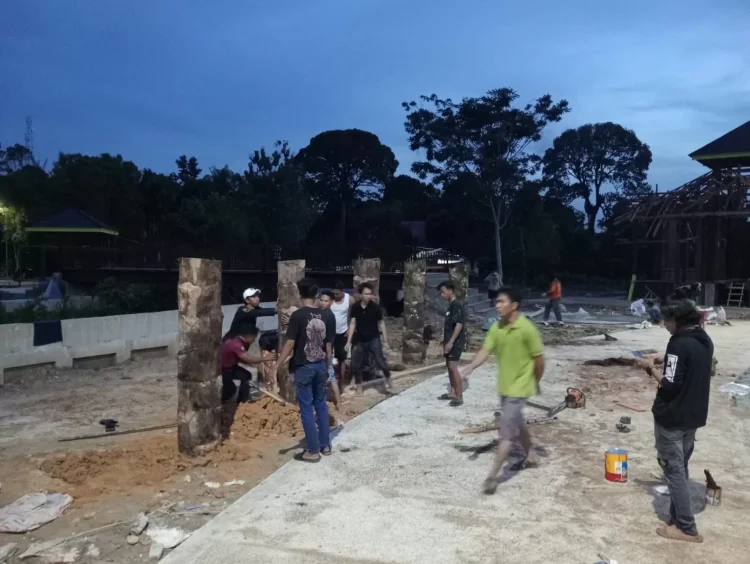 Warga di Guntung bergotong-royong mempersiapkan obor di Kawasan replica rumah kesultanan. FOTO: ADIEL KUNDHARA/KP