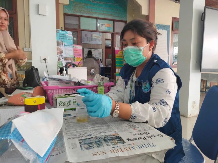 Usai Bapenda, BPKAD dan Kecamatan Bontang Utara, giliran Kelurahan Api-Api dites urine mendadak oleh BNNK Bontang (Jelita/bontangpost.id)