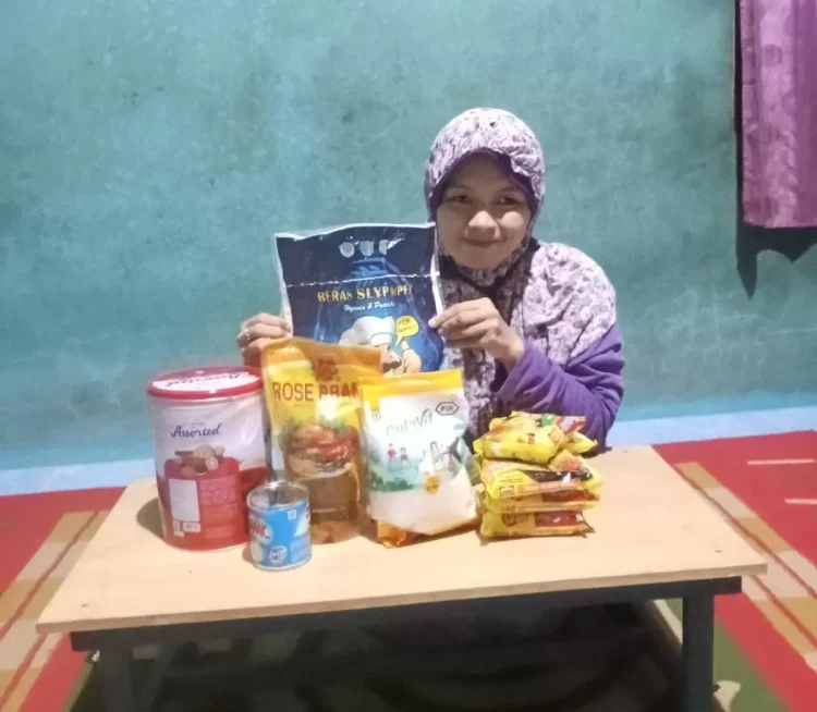 Kelurahan Guntung memberikan bahan makanan kepada warga yang terdampak banjir di Guntung. FOTO: ADIEL KUNDHARA/KP