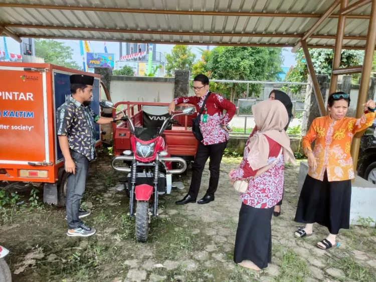 Aly Nasruddin, Kepala Sub Bagian Umum dan Kepegawaian Kecamatan Bontang Utara, mengecek aset kendaraan Bontang Kuala.