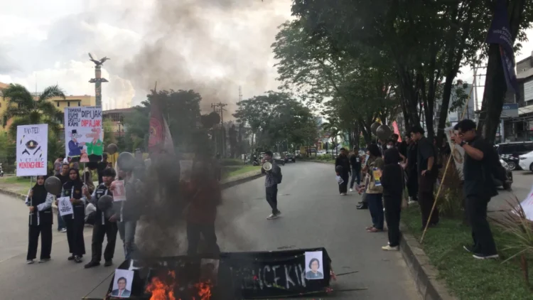 Terjadi di depan pintu utama Universitas Mulawarman Samarinda. Kenaikan PPN 12 persen diklaim oleh masa aksi mencekik masyarakat. (Foto/Eko)