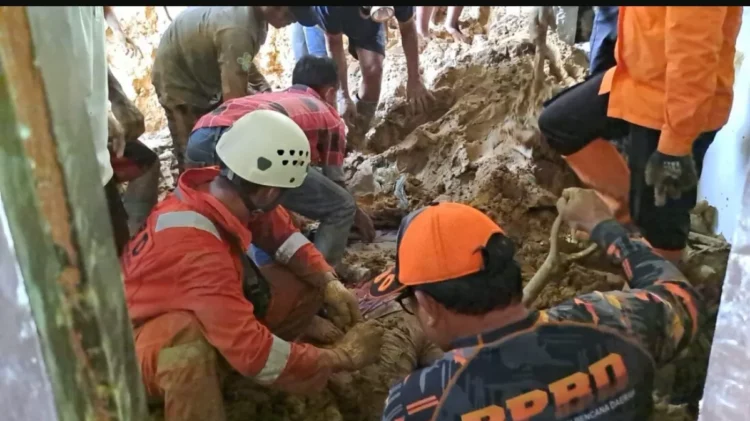 Gabungan tim SAR yang melakukan pencarian akhirnya menemukan ibu dan anak yang tertimbun longsor di Tarakan Barat dalam keadaan meninggal dunia. (FOTO: IST)