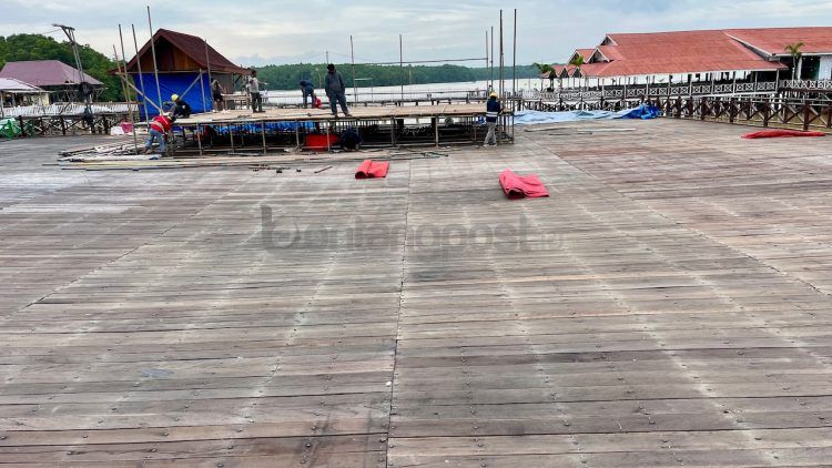 Permukaan pelataran  Bontang Kuala terturun. Proyek ini baru selesai dikerjakan tahun ini dengan nilai Rp12 miliar.