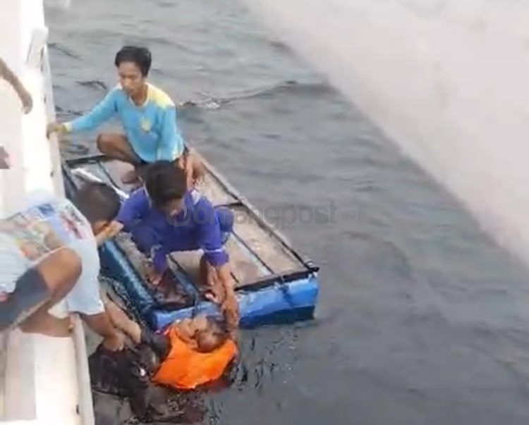 Proses evakuasi nelayan yang tenggelam oleh awak KM Helmiati.