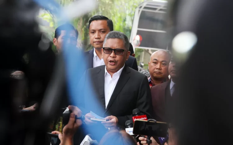 Sekjen PDI Perjuangan Hasto Kristiyanto memenuhi panggilan penyidik di Gedung Merah Putih KPK, Jakarta, Kamis (15/8/2024). (Dery Ridwansah/ JawaPos.com)