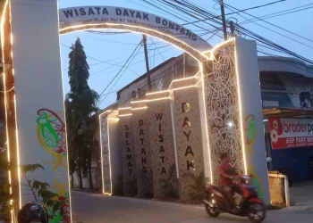 Akses Masuk Wisata Rumah Adat Lamin Dayak Dipercantik