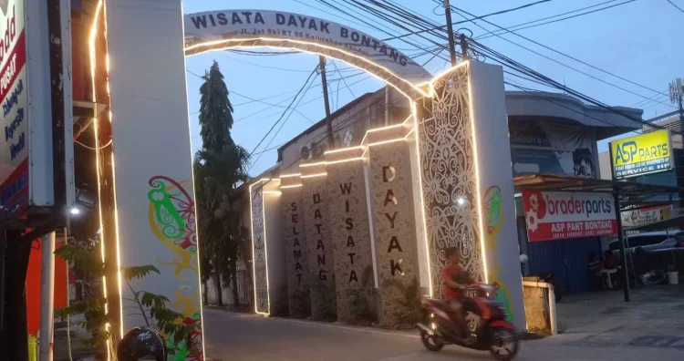 Bangunan gapura masuk RT 8 Kelurahan Api-Api mengalami pembangunan tahun ini.