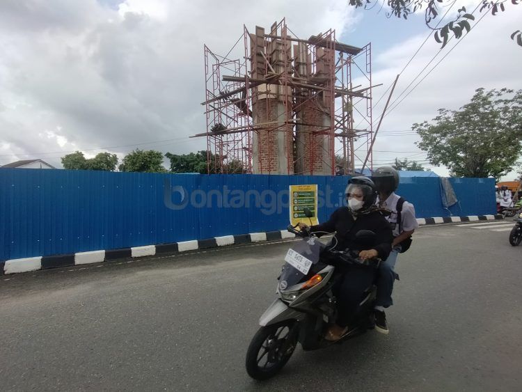 Pengerjaan Tugu PKK di simpang empat Masjid Al Hijrah masuk tahap pengecoran(Jelita/bontangpost.id)