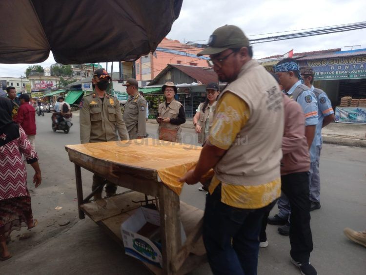Penertiban pedagang sekitar Pasar Rawa Indah yang berjualan di pinggir jalan oleh dinas terkait