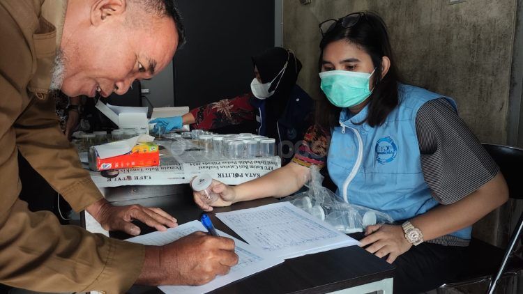BNNK menggelar tes urine mendadak di kantor Bapenda Bontang (Jelita/bontangpost.id)