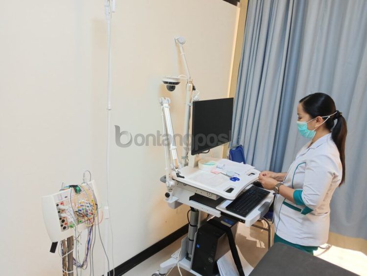 RSUD Taman Husada Bontang terus berinovasi dengan menyediakan layanan Transcranial Magnetic Stimulation (TMS), sebuah terapi non-invasif yang bertujuan merangsang jaringan saraf otak, tulang belakang, serta saraf tepi.