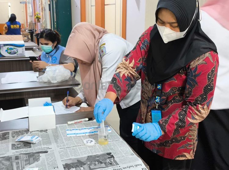 BNNK Bontang turut melakukan tes urine di Kecamatan Bontang Utara (Nasrullah/bontangpost.id)
