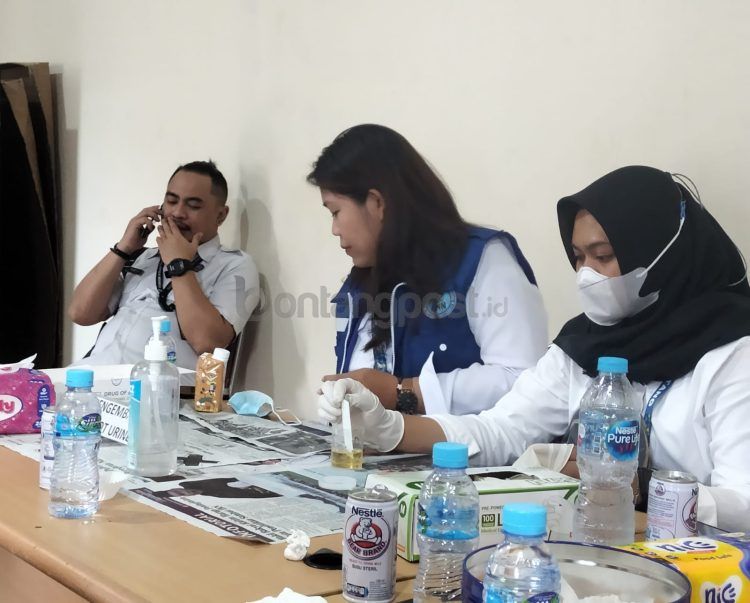 BNNK lakukan tes urine mendadak kepada pegawai BPBD Bontang (Jelita/bontangpost.id)