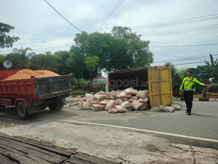 Truk muatan semen tabrak median jalan di dekat traffic light depan Yabis (Jelita/bontangpost.id)