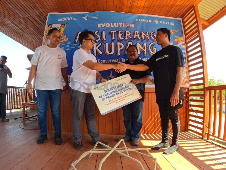 Pupuk Kaltim menggelar aksi konservasi terumbu karang di Desa Lihunu, Kecamatan Likupang Timur, Kabupaten Minahasa Utara, Provinsi Sulawesi Utara.