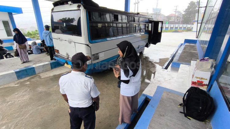 Uji coba operasional terminal darat di KM 6 Bontang (Nasrullah/bontangpost.id)