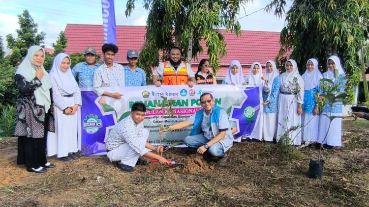 PT Indominco Mandiri (IMM) mengadakan Program IMM Mengajar di SMAN 1 Teluk Pandan, Kutai Timur, yang meliputi sosialisasi anti narkoba dan penanaman pohon (Nasrullah/bontangpost.id)
