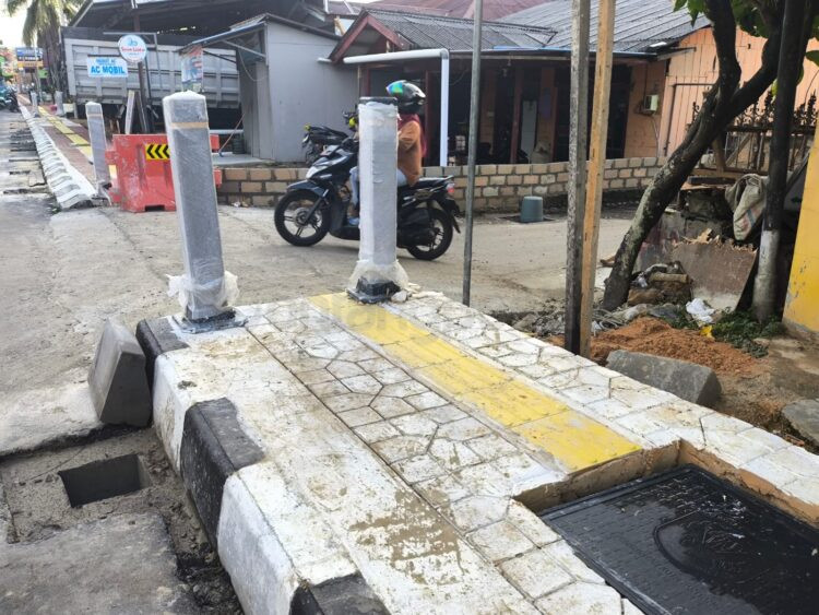 Trotoar di Jalan Suryanata dikeluhkan warga karena terlalu tinggi