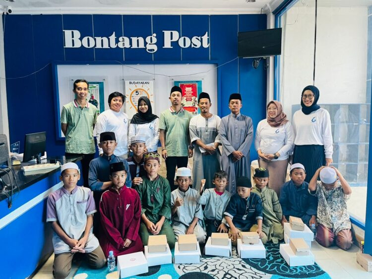 Bontang Post merayakan hari jadi ke-6 tahun bersama anak yatim