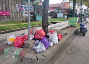 Sampah Menumpuk di Trotoar, DLH Bontang Sebut hanya Angkut Sampah di TPST