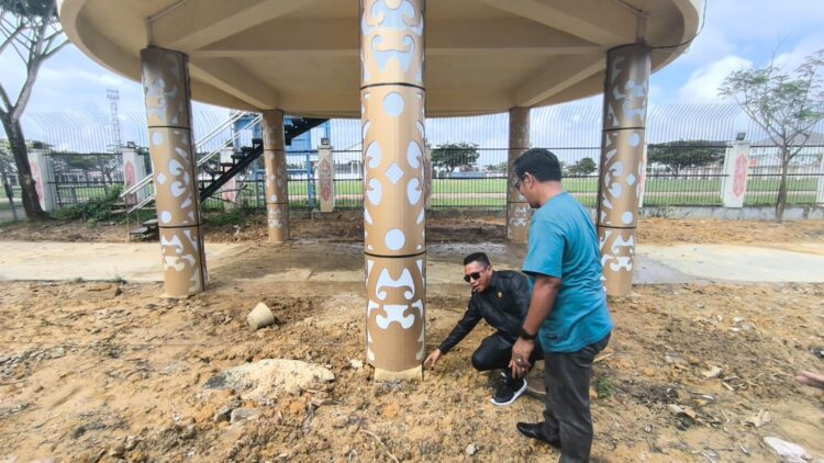 Sidak Komisi B dan C DPRD Bontang di Monumen Bola Lang-Lang (Nasrullah/bontangpost.id)
