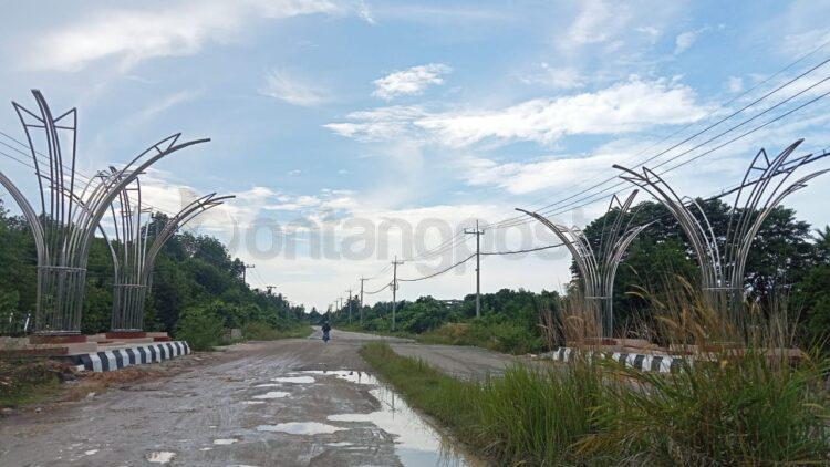 Penampakan Tugu Selamat Datang yang berbatasan dengan wilayah Kukar