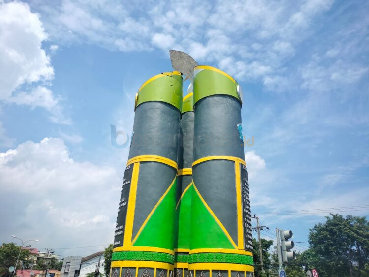 Badan Tugu PKK di simpang Tanjung Laut terlihat tidak rata (Jelita/bontangpost.id)