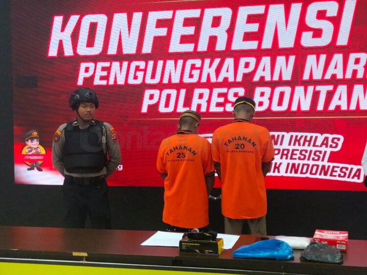 Terdakwa Yongky Pratama dan Orlando Cahyo Wicaksono saat rilis penangkapan oleh Polres Bontang. (Bontang Post)