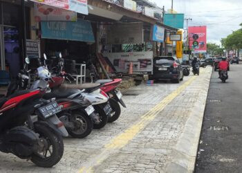 Perbaikan Belum Rampung, Sudah Banyak Kendaraan Parkir di Trotoar Ahmad Yani
