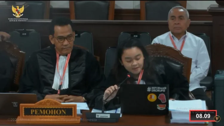 Kuasa hukum paslon Isran Noor-Hadi Mulyadi, Refly Harun dan Raden Violla Reininda Hafidz saat sidang perdana PHPU di MK. ( MAHKAMAH KONSTITUSI)