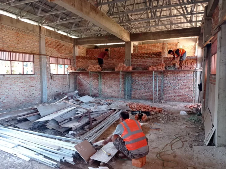 Pekerja proyek di pembangunan ruang kelas baru SD 002 Bontang Barat tidak memakai alat pelindung diri saat dilakukan kunjungan lapangan oleh Komisi A DPRD Bontang. (ADIEL KUNDHARA/KP)