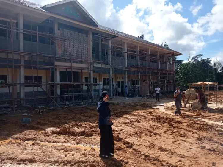 Pembangunan ruang kelas baru SD 002 Bontang Baru, Bontang. (ADHIEL KUNDARA/KP)