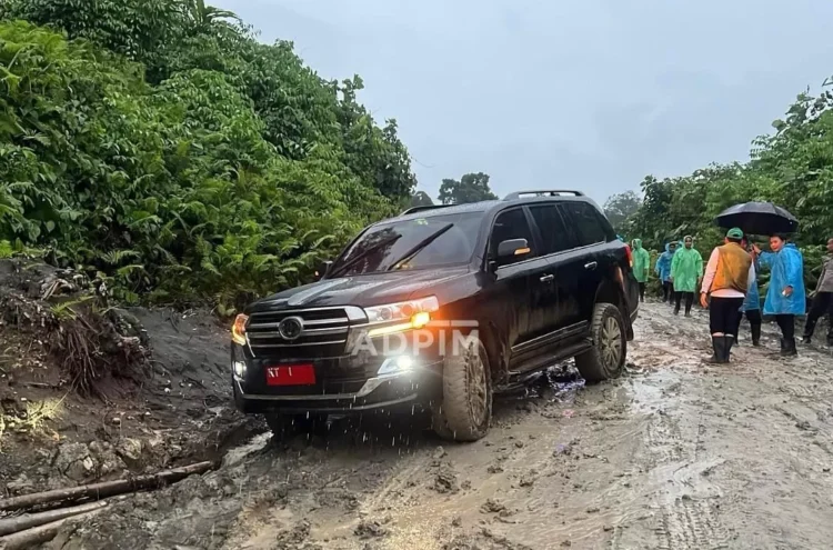 Mobil dinas PJ Gubernur Kaltim, Akmal Malik tergelincir lumpur ketika melewati jalan penghubung Kubar-Mahulu. (FOTO: PEMPROV KALTIM)