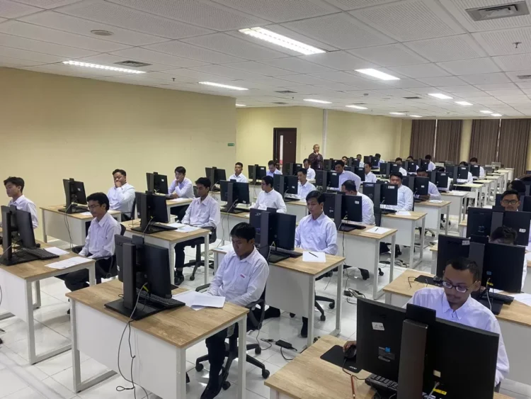 Seluruh peserta seleksi kompetensi pegawai pemerintah dengan perjanjian kerja sama (PPPK) tahap pertama telah menjawab soal yang diberikan melalui computer assisted test (CAT). (ADIEL KUNDHARA/KP)