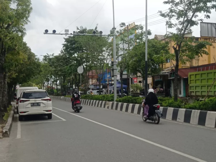 Perangkat ETLE yang berada di depan Kantor Dispoparekraf. (ADIEL KUNDHARA/KP)