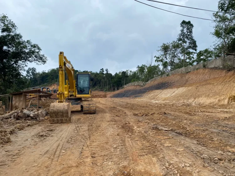 Pengerukan batuan menjadi salah satu sektor pendapatan bagi Pemkot Bontang namun per tahun ini proporsinya harus dibagi dengan Pemprov Kaltim. (FOTO: ADIEL KUNDHARA/KP)