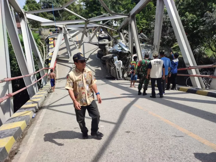 Ambruknya Jembatan Busui di Kecamatan Batu Sopang, Kabupaten Paser membuat akses Trans Kaltim-Kalsel terganggu. (M NAJIB/KALTIM POST)