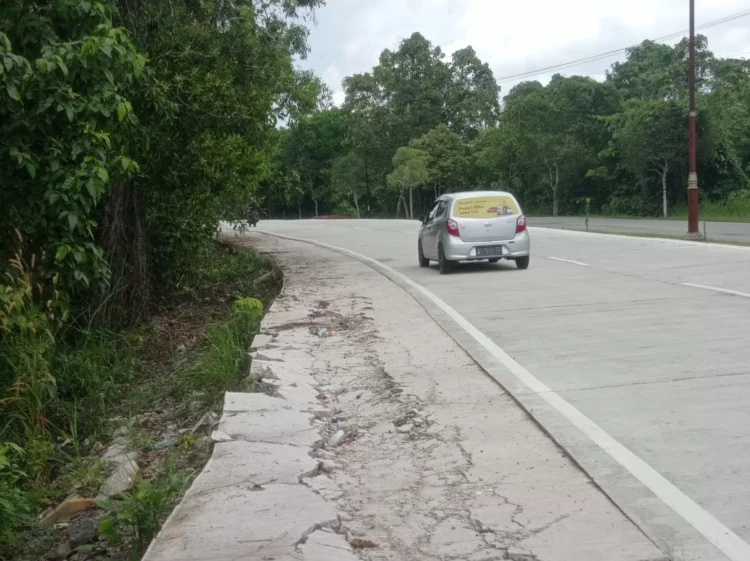 Penanganan di tiga ruas jalan Bontang Lestari baru sebagian tetapi khusus tahun ini pengerjaan hanya bersifat penambalan. (ADIEL KUNDHARA/KP)
