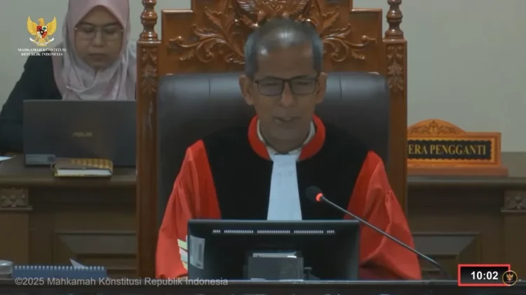 Kuasa hukum paslon Novita Bulan-Artya Fathra Marthin, Heru Widodo membacakan pokok permohonan pada sidang PHPU Pilkada di Lantai 2 Gedung MKRI, Jakarta, Jumat (10/1) pagi. (Mahkamah Konstitusi)