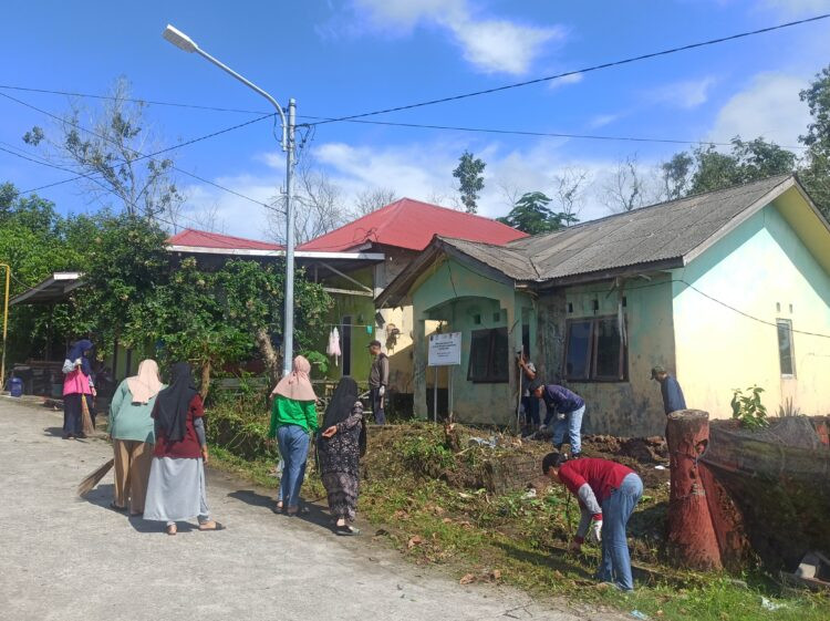PT Pamapersada Nusantara Distrik Indo bersama masyarakat, kerja bakti di sekitar Bank Sampah Rois Bontang Lestari (ist)